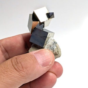 Pirita Cúbica en Matriz (4x5cm) hover