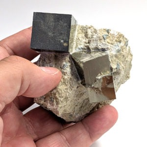 Pirita Cúbica en Matriz (8x6cm) hover